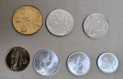 quatre pièces différentes posées les unes à côté des autres sur une table