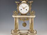 une horloge posée sur une table