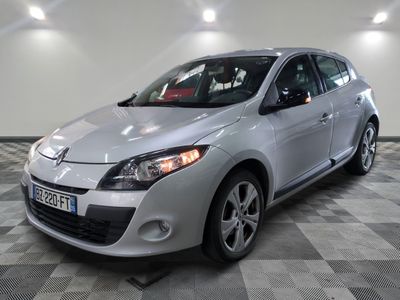 la photo d'une voiture argentée garée dans un garage