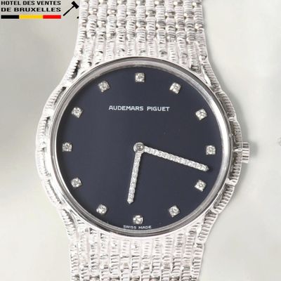 une image d'un gros plan d'une montre-bracelet ornée de diamants
