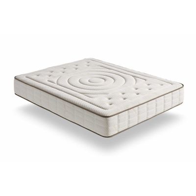 gros plan d'un matelas sur une surface blanche