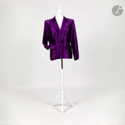 une veste violette sur un mannequin, un mannequin, un mannequin, un mannequin, un mannequin, un mannequin, un mannequin, un mannequin, un mannequin