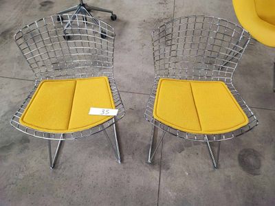 une paire de chaises jaunes posées sur un sol en béton