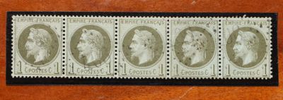 un vieux timbre sur lequel figurent quatre visages