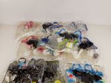 un tas de jouets en plastique de toutes sortes posé sur une table