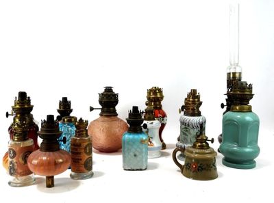 de nombreux vases de différentes couleurs posés sur une surface blanche