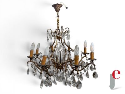 l'image d'un lustre auquel sont suspendues de nombreuses lumières
