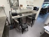 une photo d'une cuisine avec des plans de travail en inox