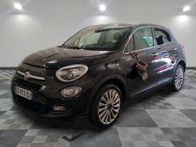 Le SUV Fiat noir est garé dans une grande pièce
