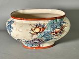 un grand saladier orné d'un motif floral