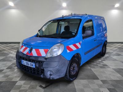 une camionnette bleue à rayures rouges et blanches garée dans une pièce