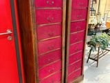 une grande armoire en bois comportant de nombreux tiroirs