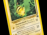 une carte Pokémon jaune sur laquelle figure l'image d'un poisson