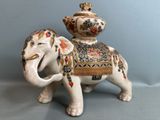 figurine en porcelaine représentant un éléphant coiffé d'une couronne