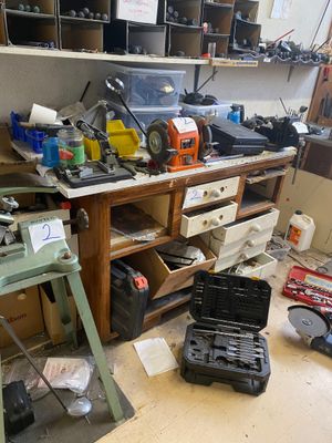un établi avec des outils dans un garage