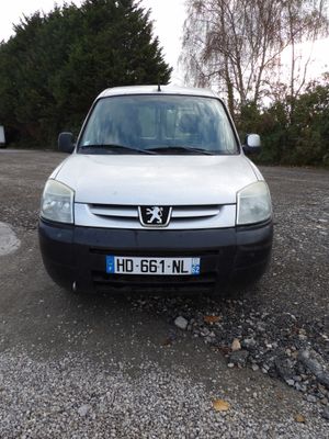 une camionnette blanche garée dans un parking