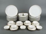 beaucoup d'assiettes et de bols en porcelaine blanche et dorée