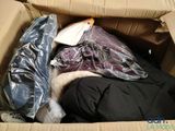 une boîte en carton remplie de vêtements et d'autres objets