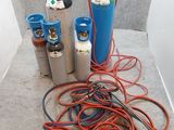 de nombreux types de bouteilles de gaz et de tuyaux éparpillés sur le sol