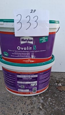 trois seaux de nourriture posés par terre, avec une étiquette de prix dessus