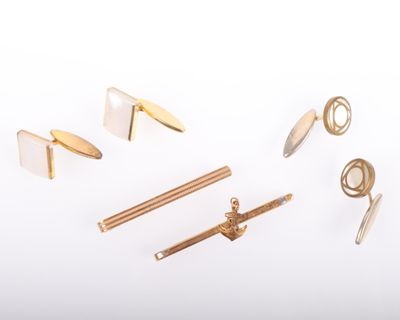 plusieurs types de bijoux en or et en argent présentés sur un fond blanc