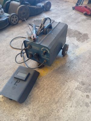 une machine posée sur le sol du garage