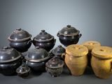 de nombreux pots et récipients posés sur une table