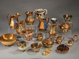 de nombreux objets anciens de toutes sortes exposés sur une table
