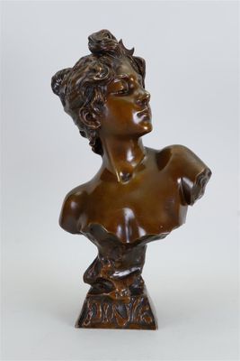 buste en bronze d'une femme posé sur un socle, sur fond blanc