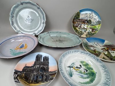 un grand nombre d'assiettes posées sur une table