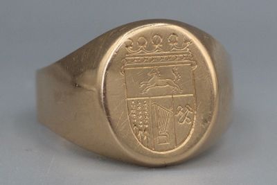 une image représentant une bague-sceau en or ornée d'un blason
