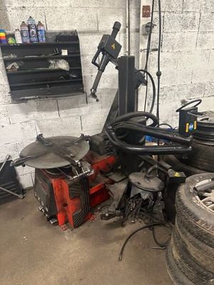 un tas de pneus et d'autres objets dans un garage