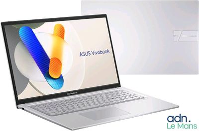 un ordinateur portable posé sur une surface blanche