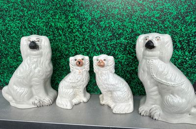 trois figurines d'ours polaires posées sur une étagère