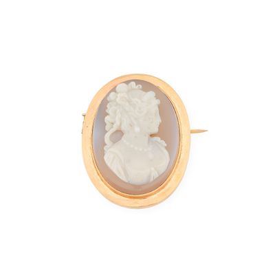 gros plan d'une bague en or avec un camée représentant une femme