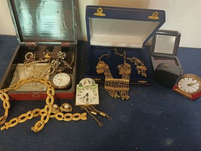 un grand nombre d'objets posés sur une table