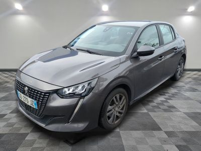 une voiture grise garée dans un garage au sol en damier