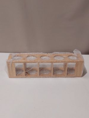 un récipient en plastique sur lequel se trouve une sorte de glace