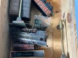 une boîte en bois remplie d'objets assortis sur une table