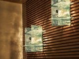 Trois cubes de verre sont fixés sur un mur en bois dans une pièce