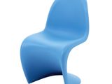chaise en plastique bleue sur fond blanc, avec un fond blanc