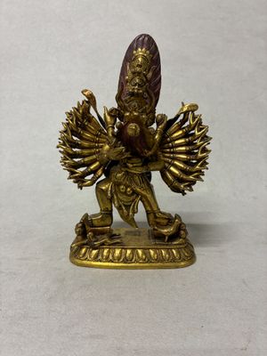 figurine en laiton représentant un homme tenant un bouclier et un bouclier