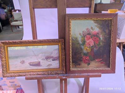 deux tableaux posés sur un chevalet, avec un bateau en arrière-plan