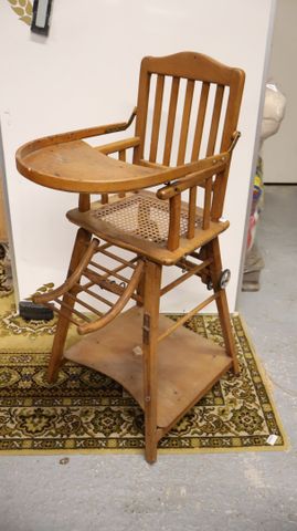 Chaise haute en bois assise cannée
