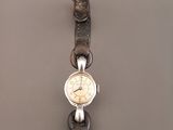 une montre-bracelet fixée au mur
