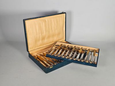 une image représentant un coffret bleu contenant un service d'argenterie