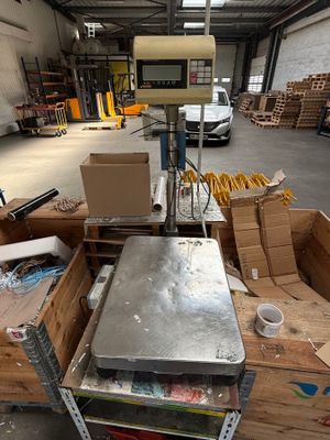 une machine placée au milieu d'une pièce