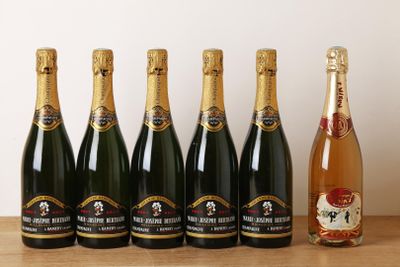 six bouteilles de champagne sont alignées sur une table en bois