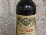 une bouteille de vin posée sur une table