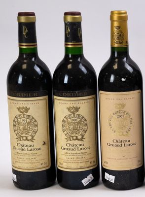 trois bouteilles de vin sont alignées sur une surface blanche